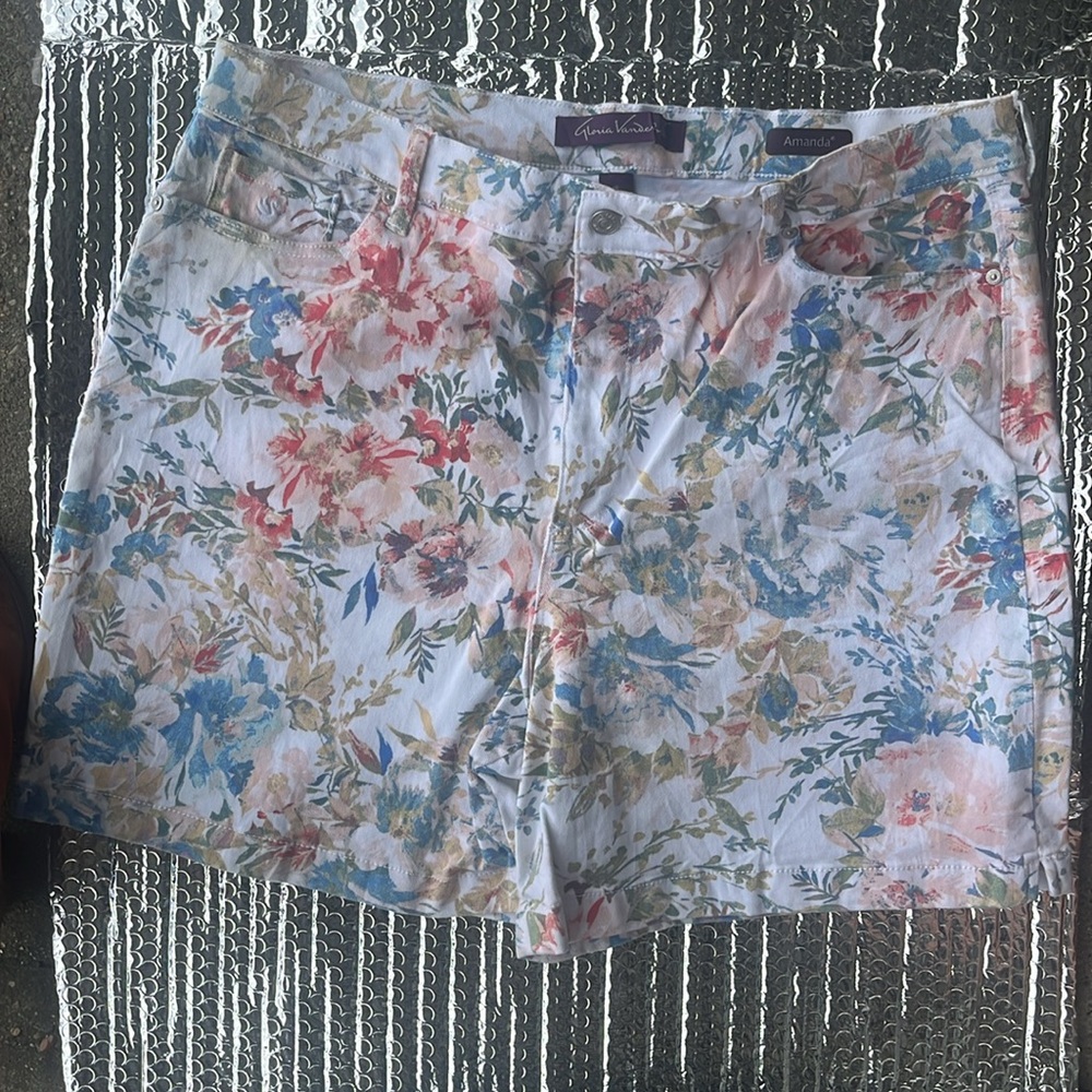 Gloria Vanderbilt was Floral Women's Shorts - Picture 3 of 7